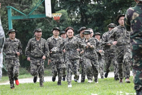 【班級拓展】熔煉團(tuán)隊 超越自我——云大總裁32班《領(lǐng)導(dǎo)力提升——拓展訓(xùn)練》350.jpg