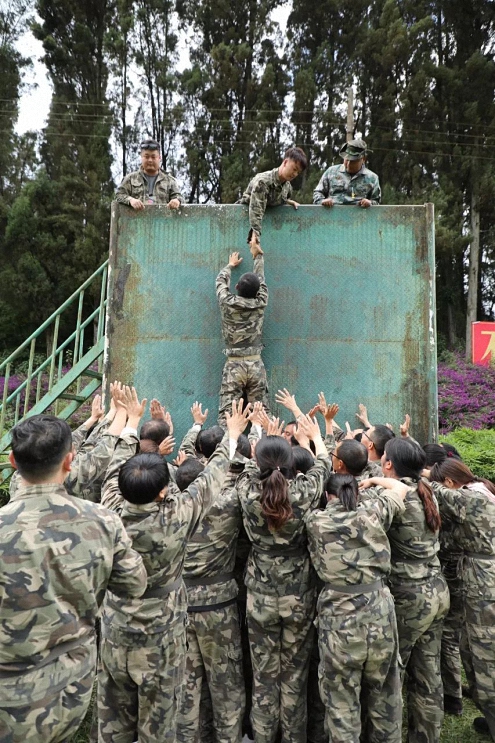 【班級拓展】熔煉團(tuán)隊 超越自我——云大總裁32班《領(lǐng)導(dǎo)力提升——拓展訓(xùn)練》635.jpg