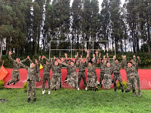 【班級拓展】熔煉團(tuán)隊 超越自我——云大總裁32班《領(lǐng)導(dǎo)力提升——拓展訓(xùn)練》892.jpg