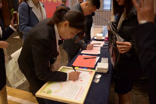 【開(kāi)學(xué)典禮】博海國(guó)濟(jì)商學(xué)院總裁班第158期暨江西財(cái)大贛州總裁21班隆重開(kāi)班94.jpg 【開(kāi)學(xué)典禮】博海國(guó)濟(jì)商學(xué)院總裁班第158期暨江西財(cái)大贛州總裁21班隆重開(kāi)班94.jpg