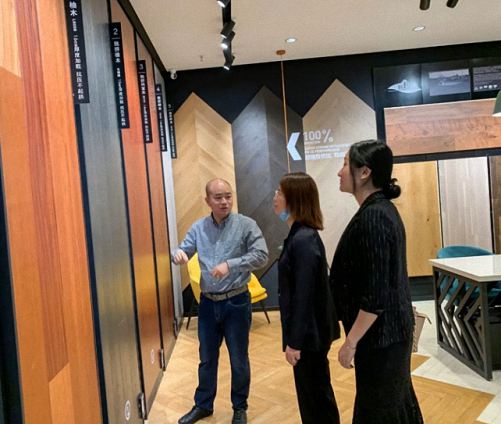 【企業(yè)走訪】云南大學(xué)總裁班學(xué)員——德合家進(jìn)口地板(廣福路店)115.jpg 【企業(yè)走訪】云南大學(xué)總裁班學(xué)員——德合家進(jìn)口地板(廣福路店)115.jpg