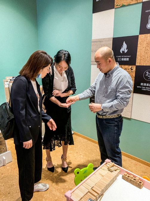 【企業(yè)走訪】云南大學(xué)總裁班學(xué)員——德合家進(jìn)口地板(廣福路店)396.jpg 【企業(yè)走訪】云南大學(xué)總裁班學(xué)員——德合家進(jìn)口地板(廣福路店)396.jpg