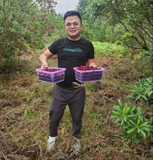 訪(fǎng)企業(yè) 摘楊梅——記江西財(cái)大贛州總裁16班師生興國(guó)之旅673.jpg 訪(fǎng)企業(yè) 摘楊梅——記江西財(cái)大贛州總裁16班師生興國(guó)之旅673.jpg