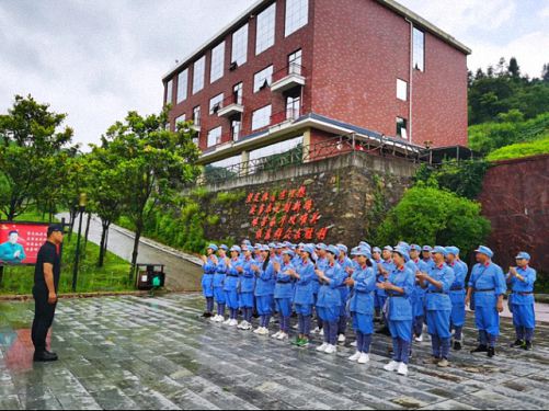 【班級(jí)拓展】——記江西財(cái)大贛州總裁21班《團(tuán)隊(duì)文化建設(shè)》素質(zhì)拓展課程45.jpg 【班級(jí)拓展】——記江西財(cái)大贛州總裁21班《團(tuán)隊(duì)文化建設(shè)》素質(zhì)拓展課程45.jpg