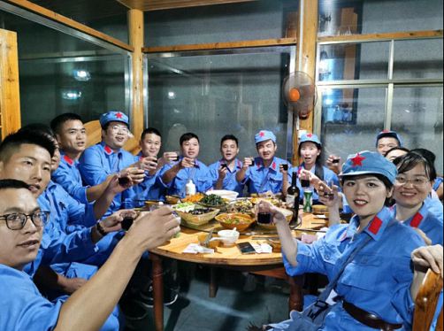 【班級(jí)拓展】——記江西財(cái)大贛州總裁21班《團(tuán)隊(duì)文化建設(shè)》素質(zhì)拓展課程1107.jpg 【班級(jí)拓展】——記江西財(cái)大贛州總裁21班《團(tuán)隊(duì)文化建設(shè)》素質(zhì)拓展課程1107.jpg