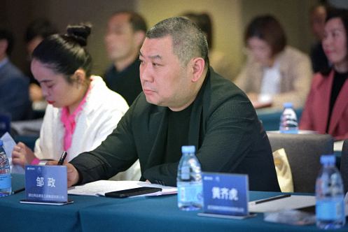 【開(kāi)學(xué)典禮】博海國(guó)濟(jì)?崇簡(jiǎn)人文教育中心企業(yè)家哲學(xué)智慧與歷史修養(yǎng)高級(jí)研修班第7期暨隆重開(kāi)班1413.jpg 【開(kāi)學(xué)典禮】博海國(guó)濟(jì)?崇簡(jiǎn)人文教育中心企業(yè)家哲學(xué)智慧與歷史修養(yǎng)高級(jí)研修班第7期暨隆重開(kāi)班1413.jpg