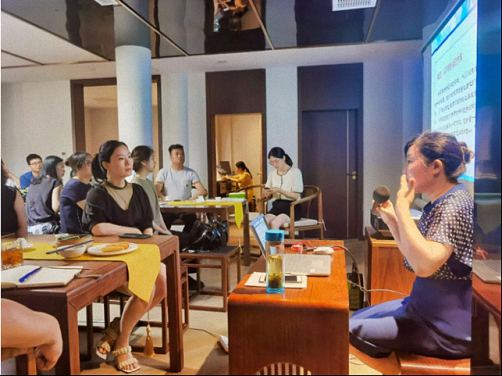 用幸福斟滿人生——談金錢與幸福的關(guān)系重慶分院高級(jí)工商管理研修35班沙龍活動(dòng)518.jpg
