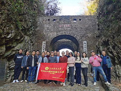 贛州新商界19班師生走進(jìn)大余開展畢業(yè)一周年活動