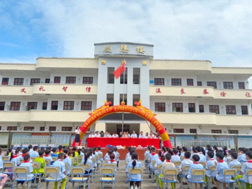 心系鄉(xiāng)村教育 情暖山區(qū)學(xué)子——贛州財(cái)大EMBA同學(xué)聯(lián)誼會(huì)向石溪小學(xué)捐贈(zèng)130套課桌椅0.jpg 心系鄉(xiāng)村教育 情暖山區(qū)學(xué)子——贛州財(cái)大EMBA同學(xué)聯(lián)誼會(huì)向石溪小學(xué)捐贈(zèng)130套課桌椅0.jpg