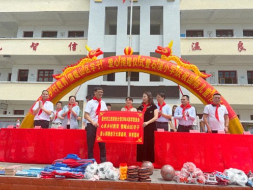 心系鄉(xiāng)村教育 情暖山區(qū)學(xué)子——贛州財(cái)大EMBA同學(xué)聯(lián)誼會(huì)向石溪小學(xué)捐贈(zèng)130套課桌椅429.jpg 心系鄉(xiāng)村教育 情暖山區(qū)學(xué)子——贛州財(cái)大EMBA同學(xué)聯(lián)誼會(huì)向石溪小學(xué)捐贈(zèng)130套課桌椅429.jpg