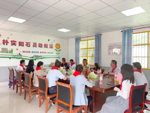 心系鄉(xiāng)村教育 情暖山區(qū)學(xué)子——贛州財(cái)大EMBA同學(xué)聯(lián)誼會(huì)向石溪小學(xué)捐贈(zèng)130套課桌椅1107.jpg 心系鄉(xiāng)村教育 情暖山區(qū)學(xué)子——贛州財(cái)大EMBA同學(xué)聯(lián)誼會(huì)向石溪小學(xué)捐贈(zèng)130套課桌椅1107.jpg