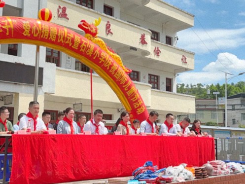 心系鄉(xiāng)村教育 情暖山區(qū)學(xué)子——贛州財(cái)大EMBA同學(xué)聯(lián)誼會(huì)向石溪小學(xué)捐贈(zèng)130套課桌椅787.jpg 心系鄉(xiāng)村教育 情暖山區(qū)學(xué)子——贛州財(cái)大EMBA同學(xué)聯(lián)誼會(huì)向石溪小學(xué)捐贈(zèng)130套課桌椅787.jpg