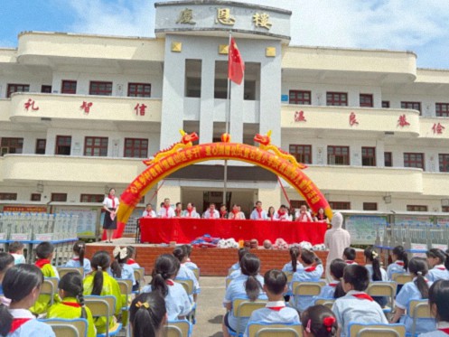 心系鄉(xiāng)村教育 情暖山區(qū)學(xué)子——贛州財(cái)大EMBA同學(xué)聯(lián)誼會(huì)向石溪小學(xué)捐贈(zèng)130套課桌椅701.jpg 心系鄉(xiāng)村教育 情暖山區(qū)學(xué)子——贛州財(cái)大EMBA同學(xué)聯(lián)誼會(huì)向石溪小學(xué)捐贈(zèng)130套課桌椅701.jpg