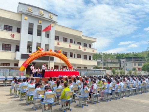 心系鄉(xiāng)村教育 情暖山區(qū)學(xué)子——贛州財(cái)大EMBA同學(xué)聯(lián)誼會(huì)向石溪小學(xué)捐贈(zèng)130套課桌椅602.jpg 心系鄉(xiāng)村教育 情暖山區(qū)學(xué)子——贛州財(cái)大EMBA同學(xué)聯(lián)誼會(huì)向石溪小學(xué)捐贈(zèng)130套課桌椅602.jpg