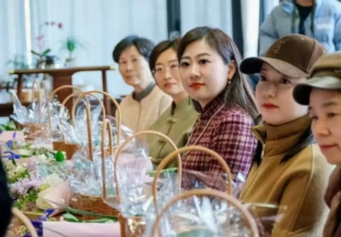 東湖畔花事：以指尖美學(xué)，赴一場(chǎng)春日心靈SPA——武漢企業(yè)家國(guó)學(xué)人文班&工商管理班插花雅集活動(dòng)紀(jì)實(shí) 439.jpg