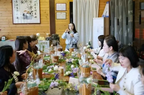 東湖畔花事：以指尖美學(xué)，赴一場(chǎng)春日心靈SPA——武漢企業(yè)家國(guó)學(xué)人文班&工商管理班插花雅集活動(dòng)紀(jì)實(shí) 336.jpg