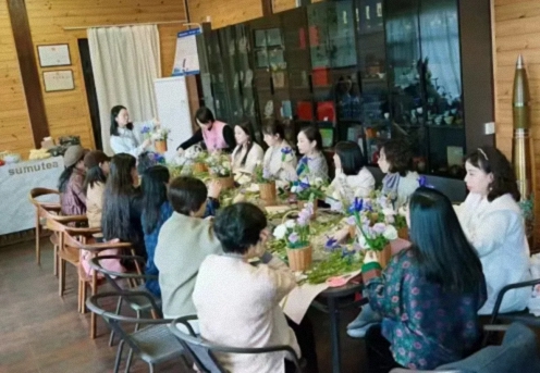 東湖畔花事：以指尖美學(xué)，赴一場(chǎng)春日心靈SPA——武漢企業(yè)家國(guó)學(xué)人文班&工商管理班插花雅集活動(dòng)紀(jì)實(shí) 223.jpg